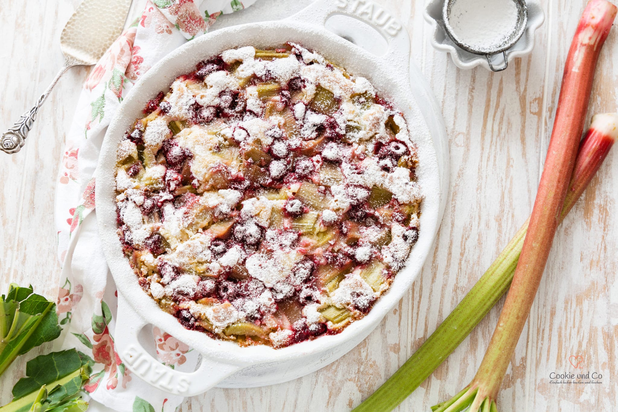 Versunkener Rhabarberkuchen mit Himbeeren