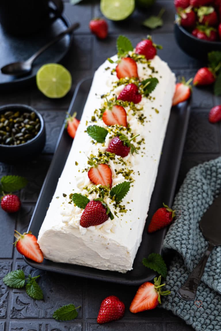 Erdbeer-Sahnerolle (Biskuitrolle) mit Quark-Sahne Füllung und Erdbeeren.