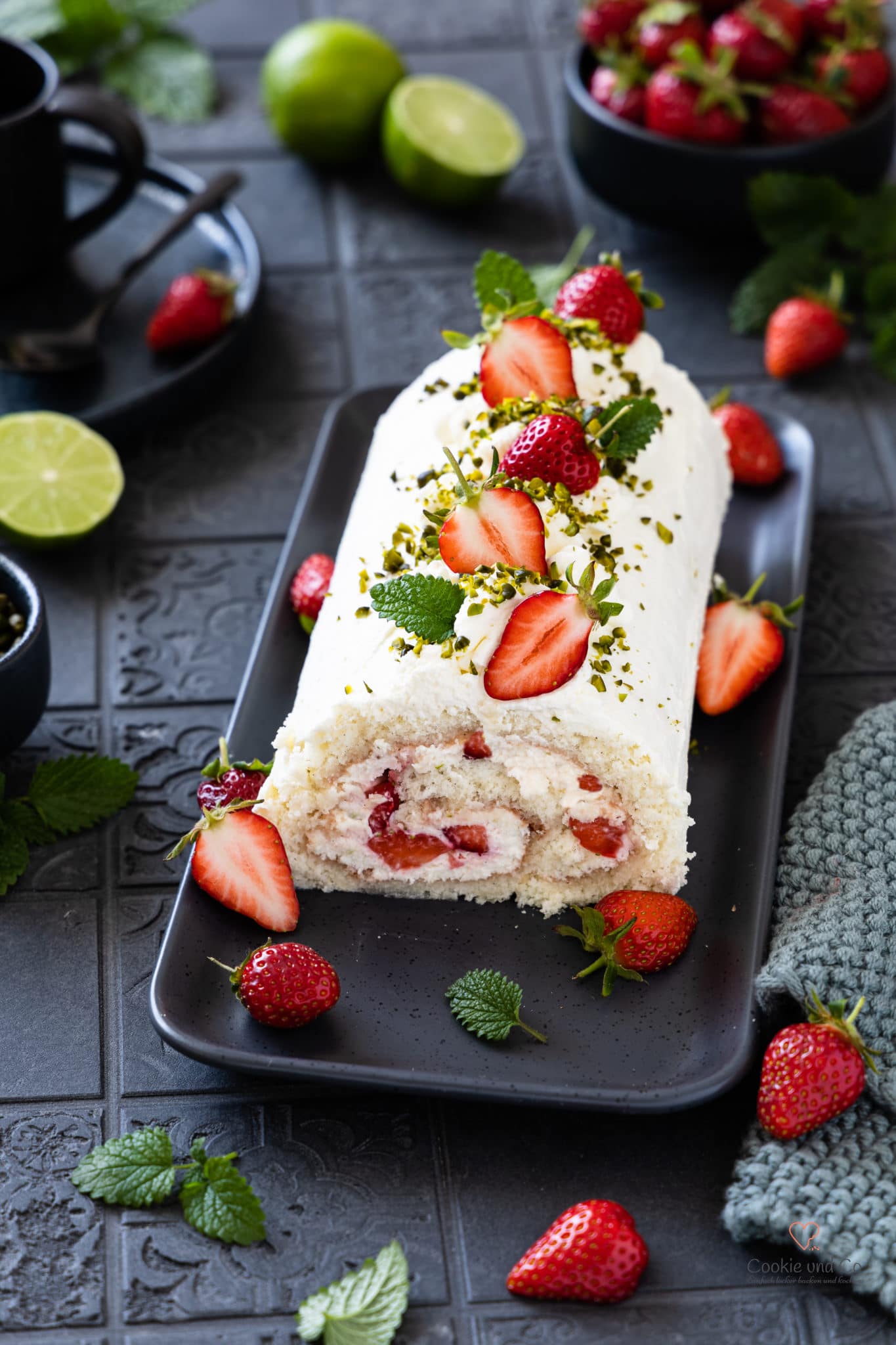 Erdbeer-Sahnerolle (Biskuitrolle) mit Quark-Sahne Füllung und Erdbeeren.