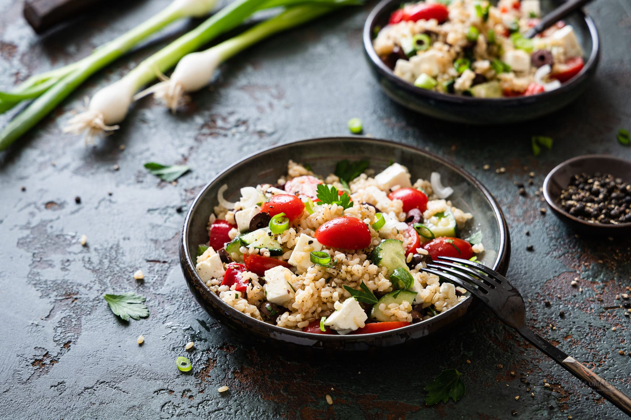 Griechischer Reissalat mit Feta, Tomaten und Gurke