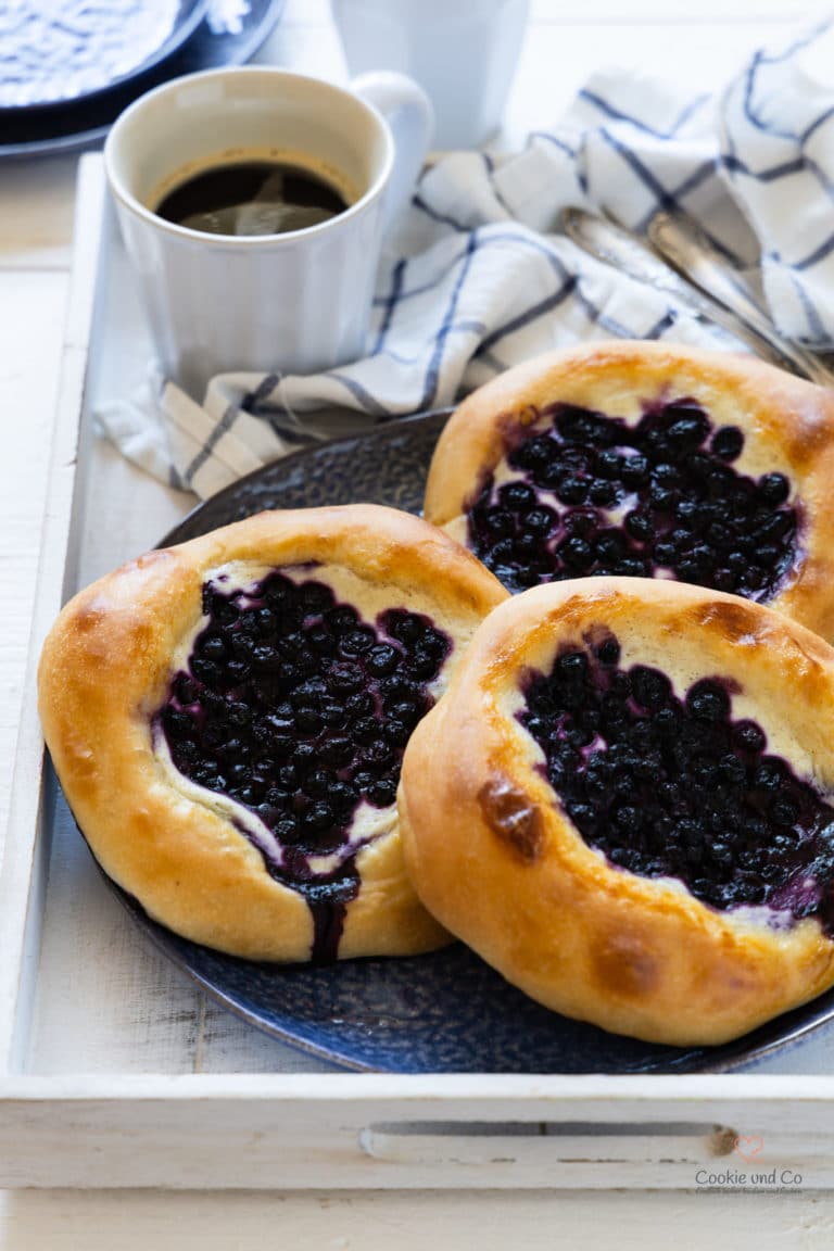 Blaubeer Quark Taler: Rezept für saftiges Hefegebäck mit einer Quark Creme und Blaubeeren. Mit wenig Hefe und Lievito Madre oder hefefrei.