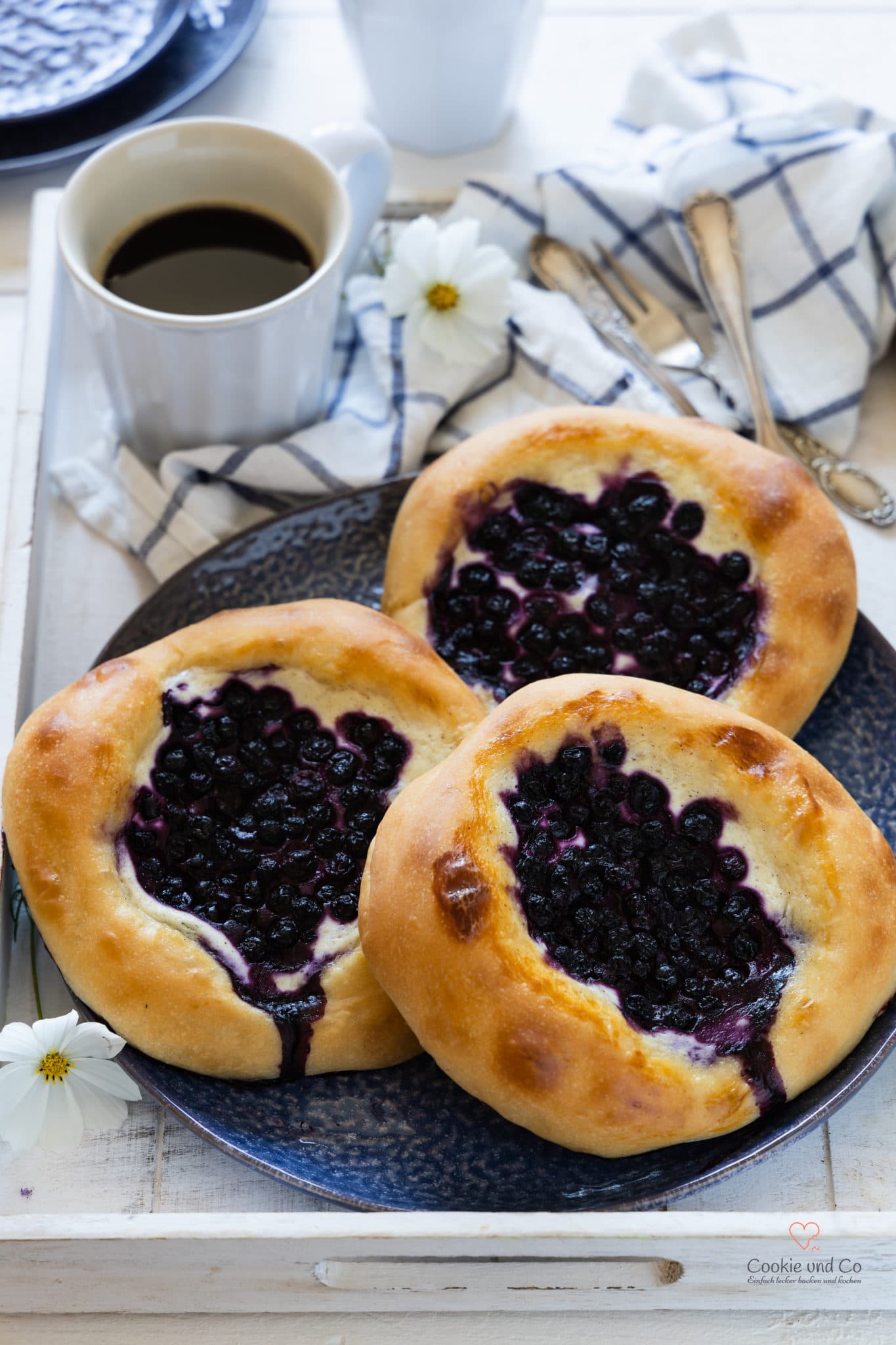 Blaubeer Quark Taler (süßes Hefegebäck)