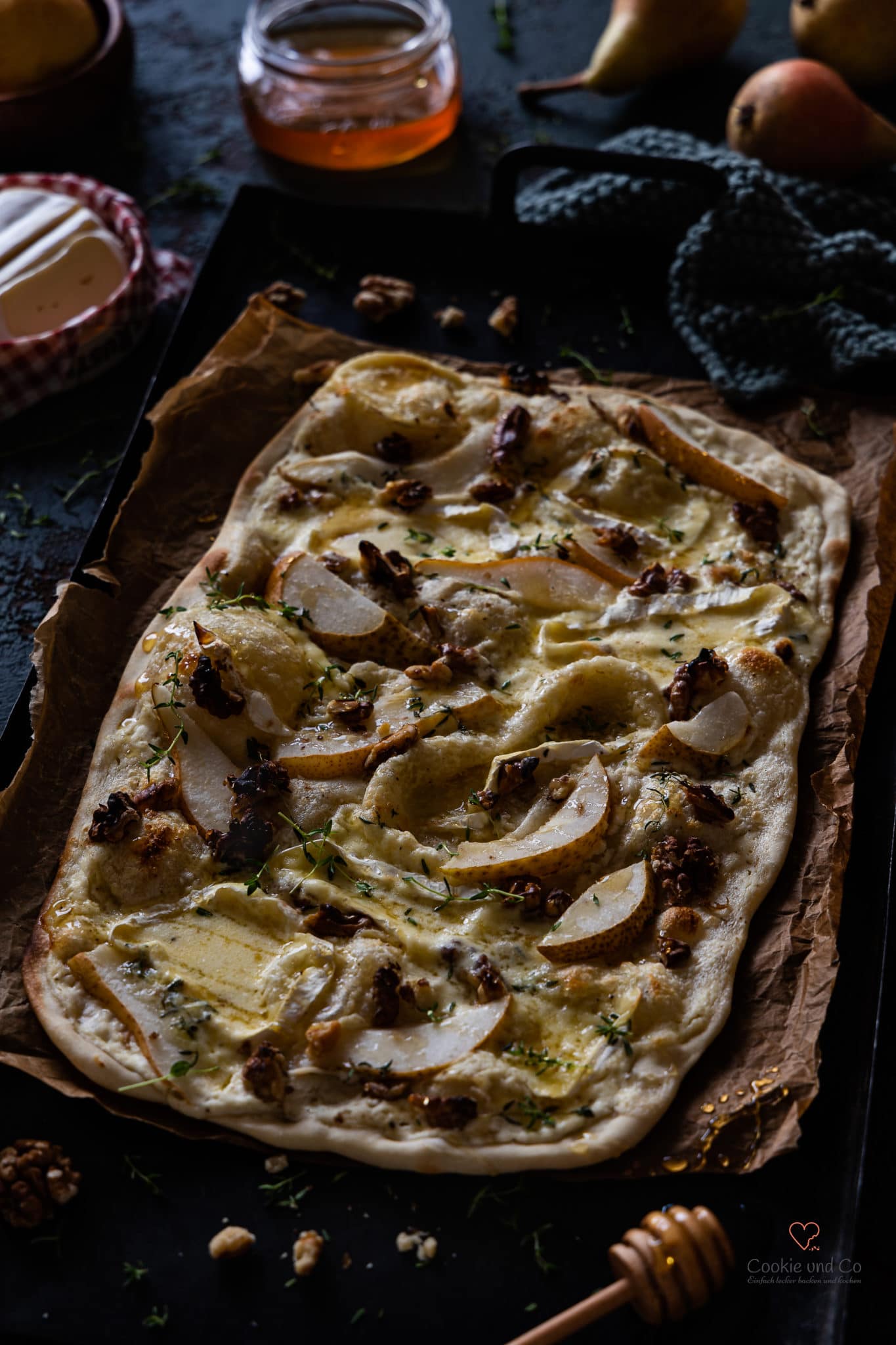 Flammkuchen mit Birnen, Camembert & Walnüssen