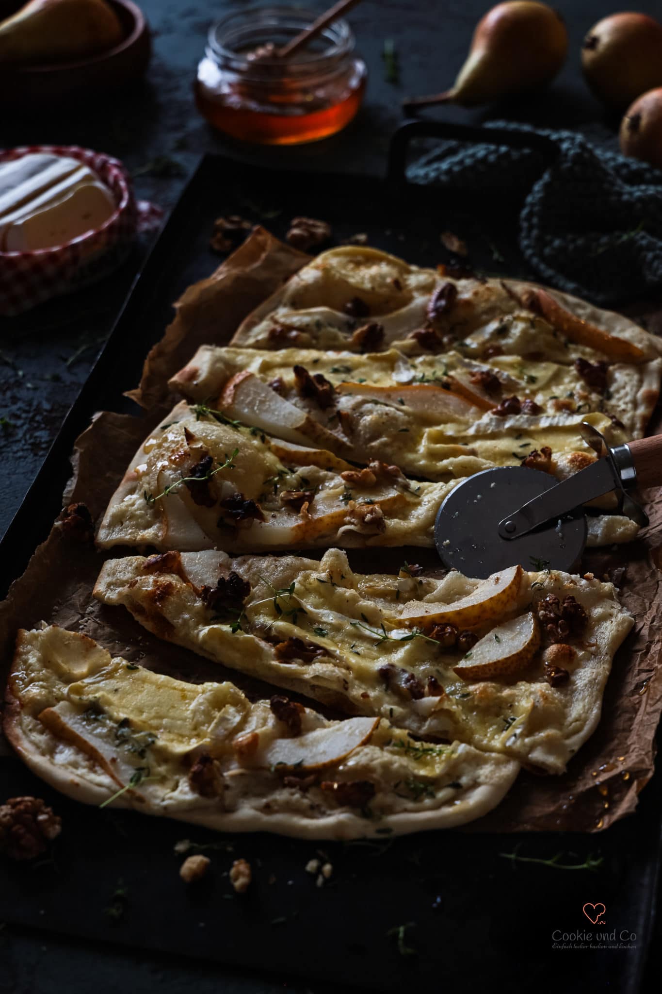 Flammkuchen mit Birnen, Camembert & Walnüssen