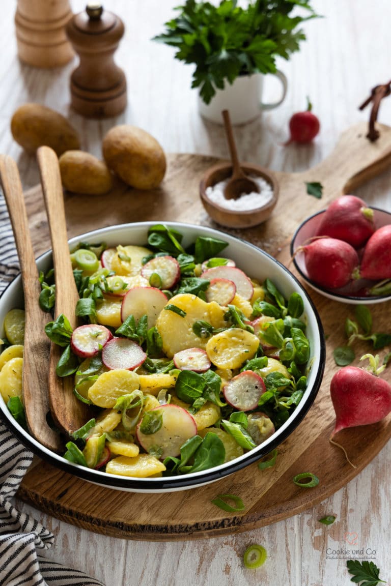 Kartoffelsalat mit Radieschen & Feldsalat. Super lecker und einfach zubereitet. Ideal zum Grillen oder als erfrischende Mahlzeit im Sommer.