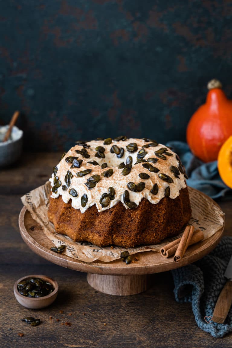 Kürbiskuchen mit Frosting und karamellisierten Kürbiskernen