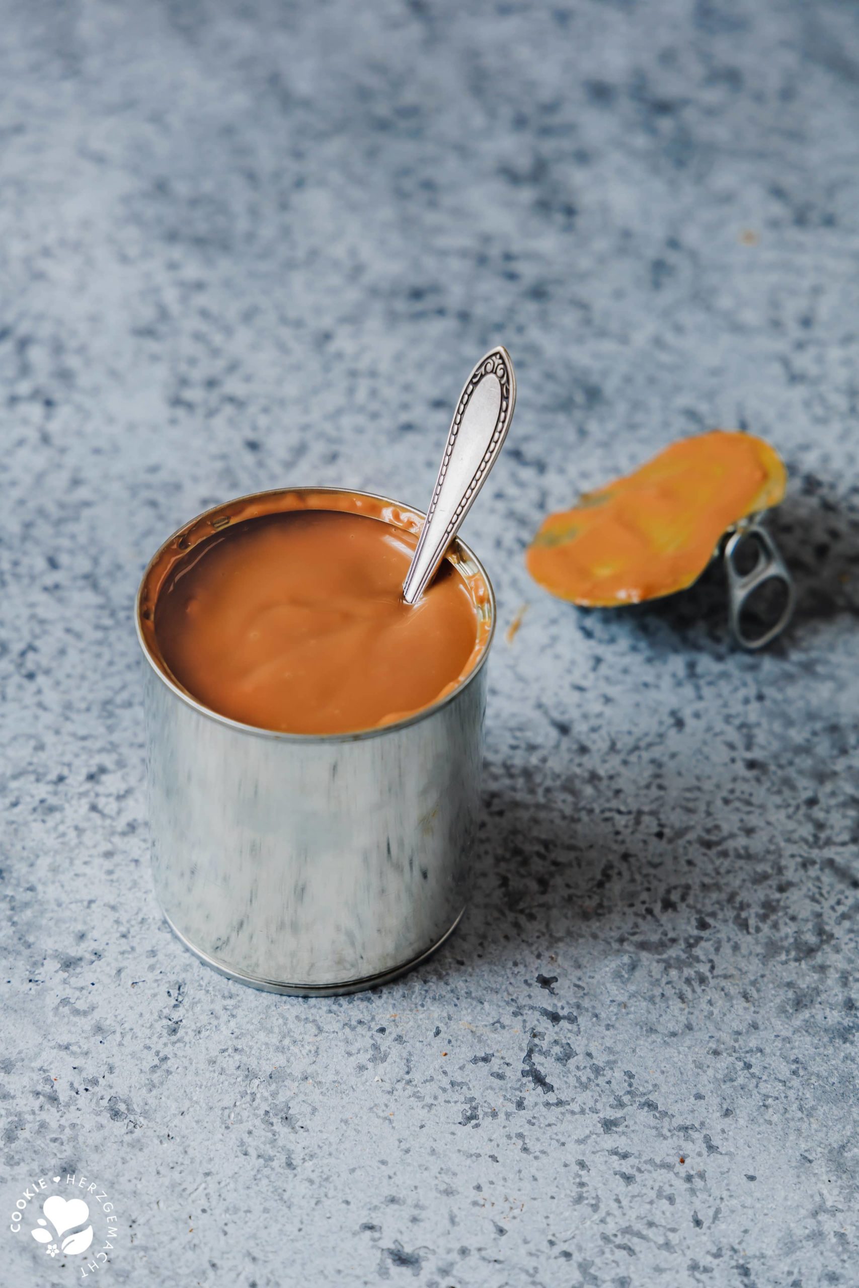 Milchkaramell oder Dulce de leche in eine Dose mit einem Löffel.