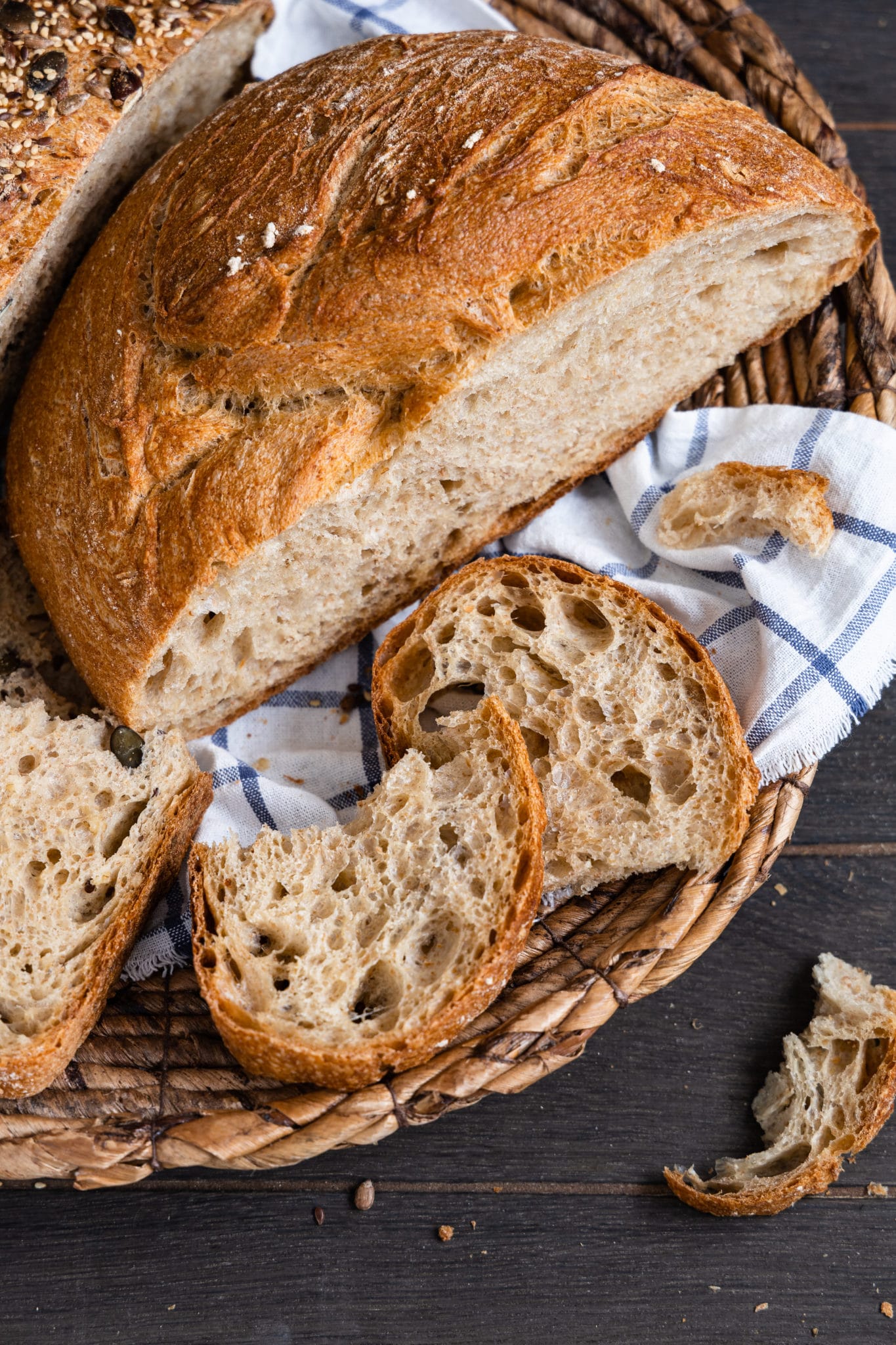 Einfaches Weizenbrot mit wenig Hefe (ohne Sauerteig) mit einfacher Zubereitung und Vorteig.