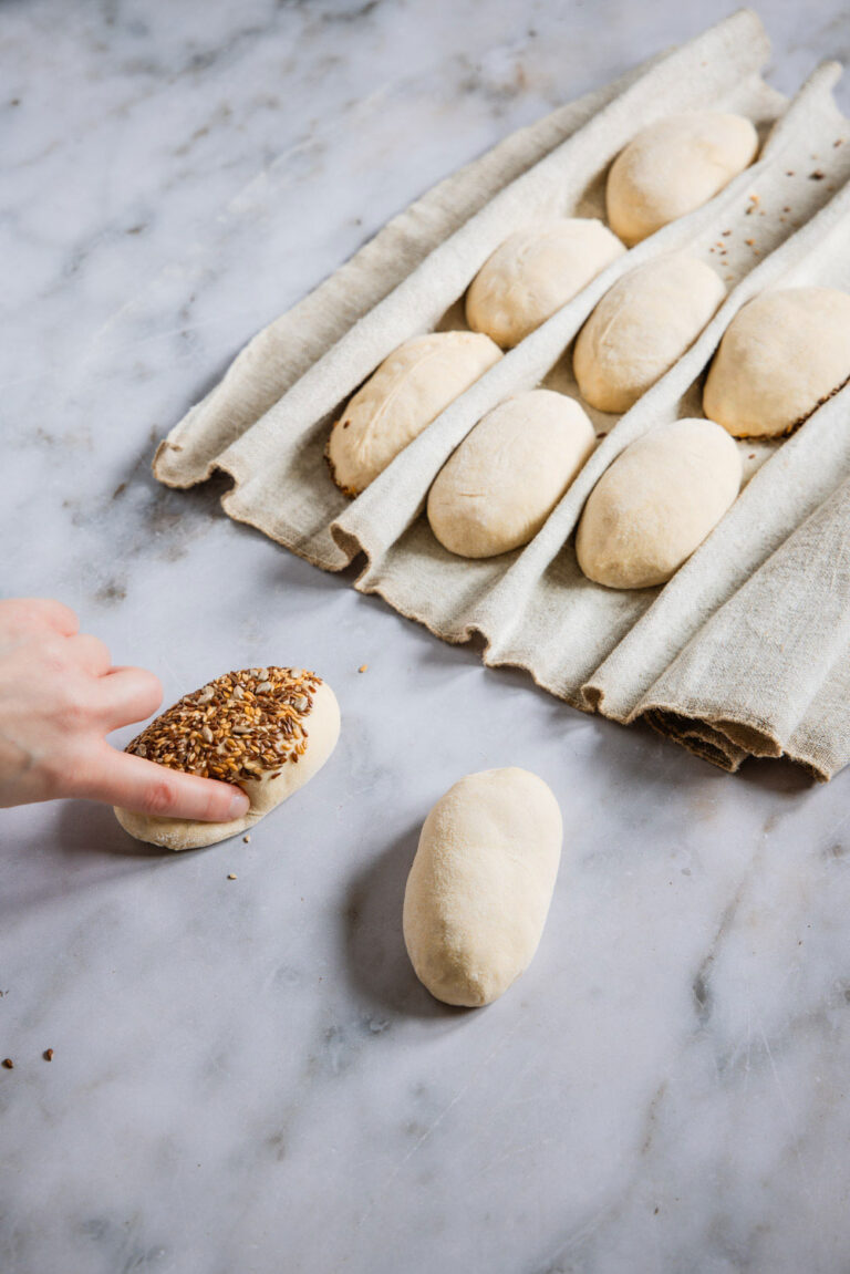 Fingerducktest zur Reifebestimmung bei einem Brötchen teigling.