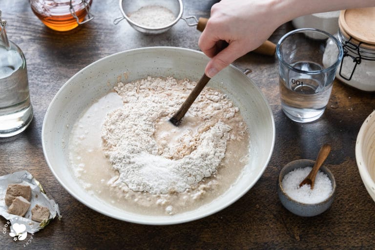 No Knead Teig mischen in einer Schüssel mit einem Löffel