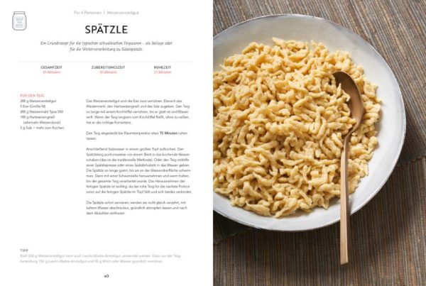 Spätzle mit Sauerteig in einer Schale mit einem Löffel.