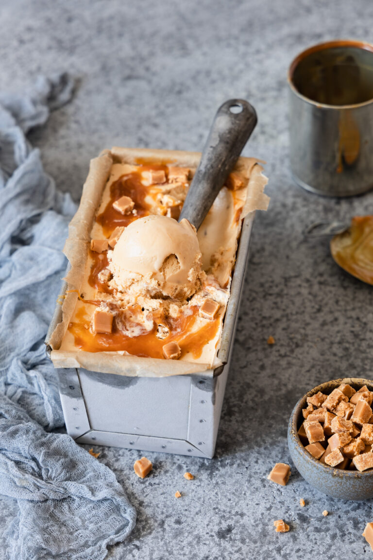 Ein sahniges Karamelleis mit Toffee-Bonbons und Karamellsoße.