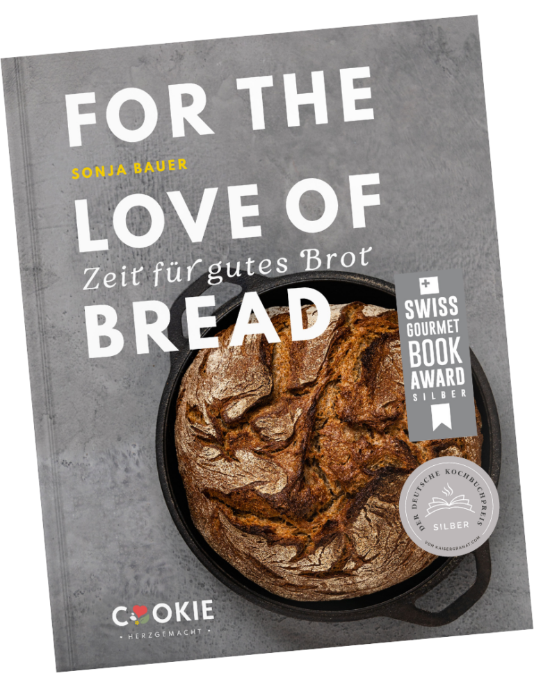 Cover vom Brotbackbuch For the love of bread von Sonja Bauer auf einem Holzhintergrund.