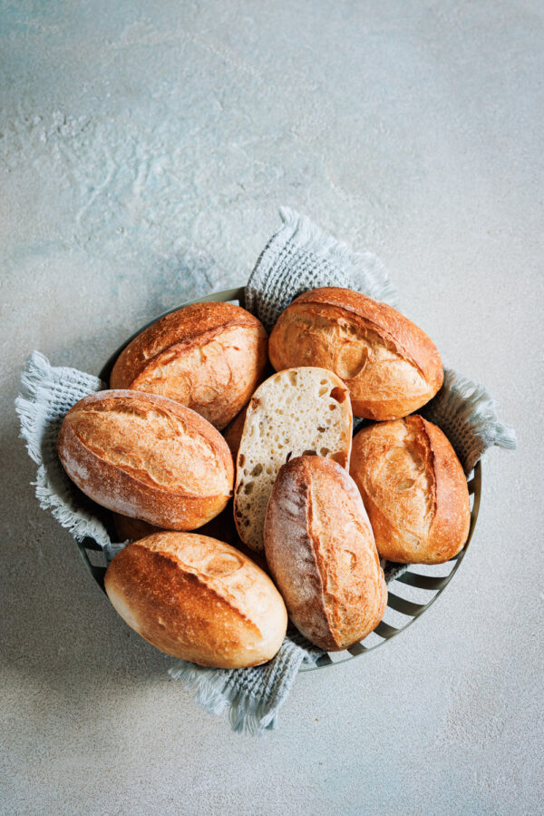 Ein Korb mit goldgelben Frühstücksbrötchen.