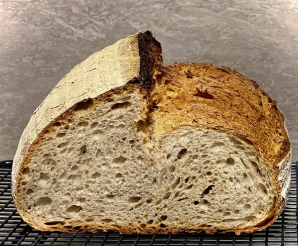 Anschnitt von einem spontanem Auffrischbrot mit Sauerteigresten.