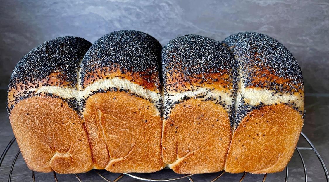 Weißbrot mit Mohn.