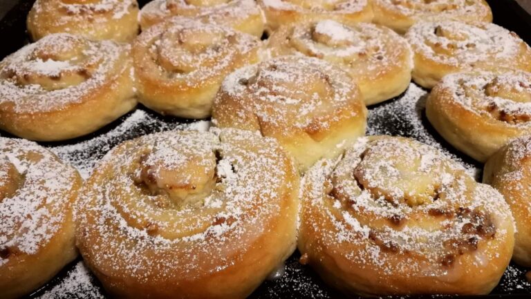 Weihnachtliche Hefeschnecken mit einer Stollenfüllung.