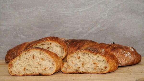 Wurzelbrötchen mit Röstzwiebeln.