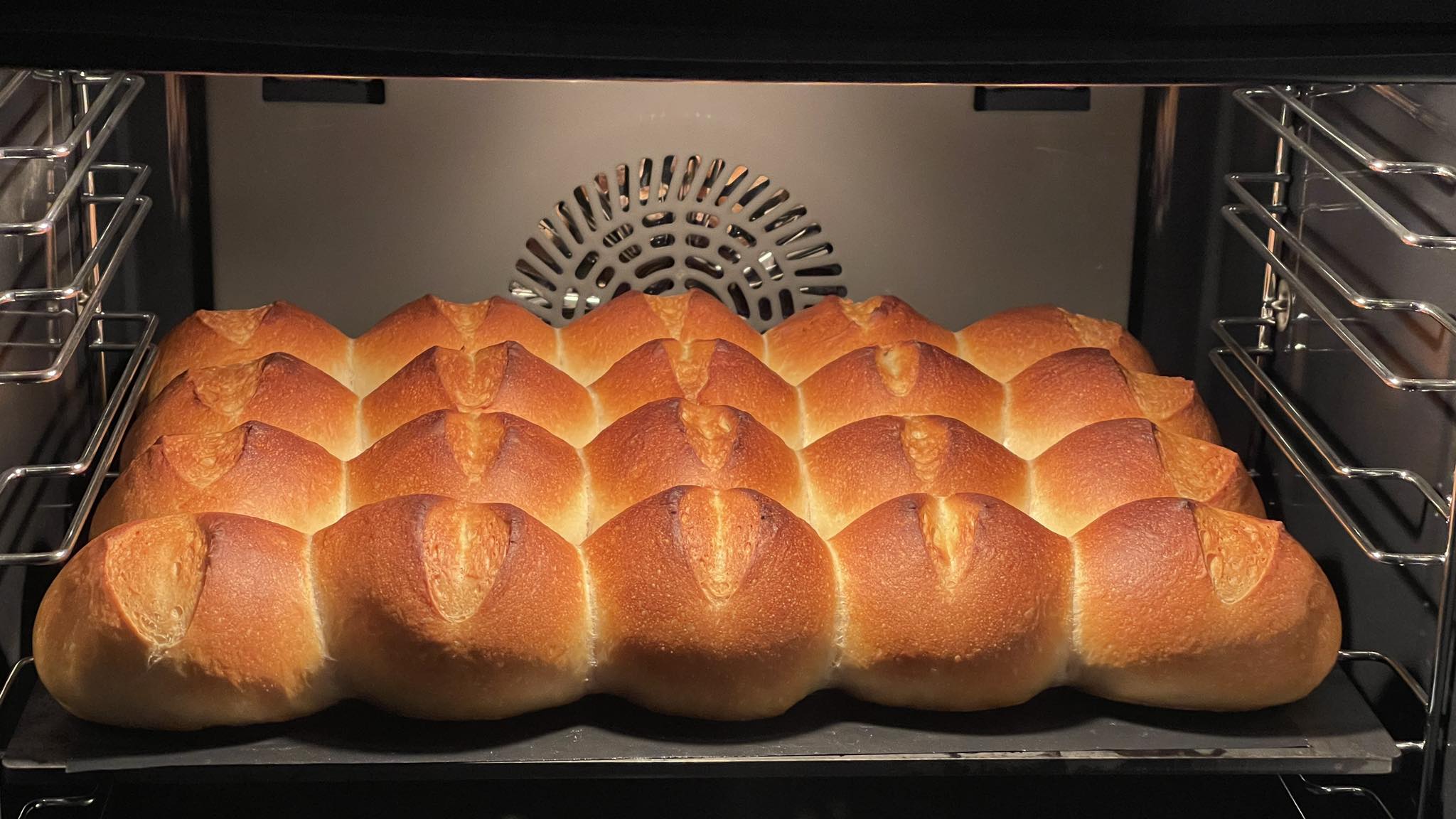 Sommer-Pause-Brötchen auf einem Backblech im Backofen.