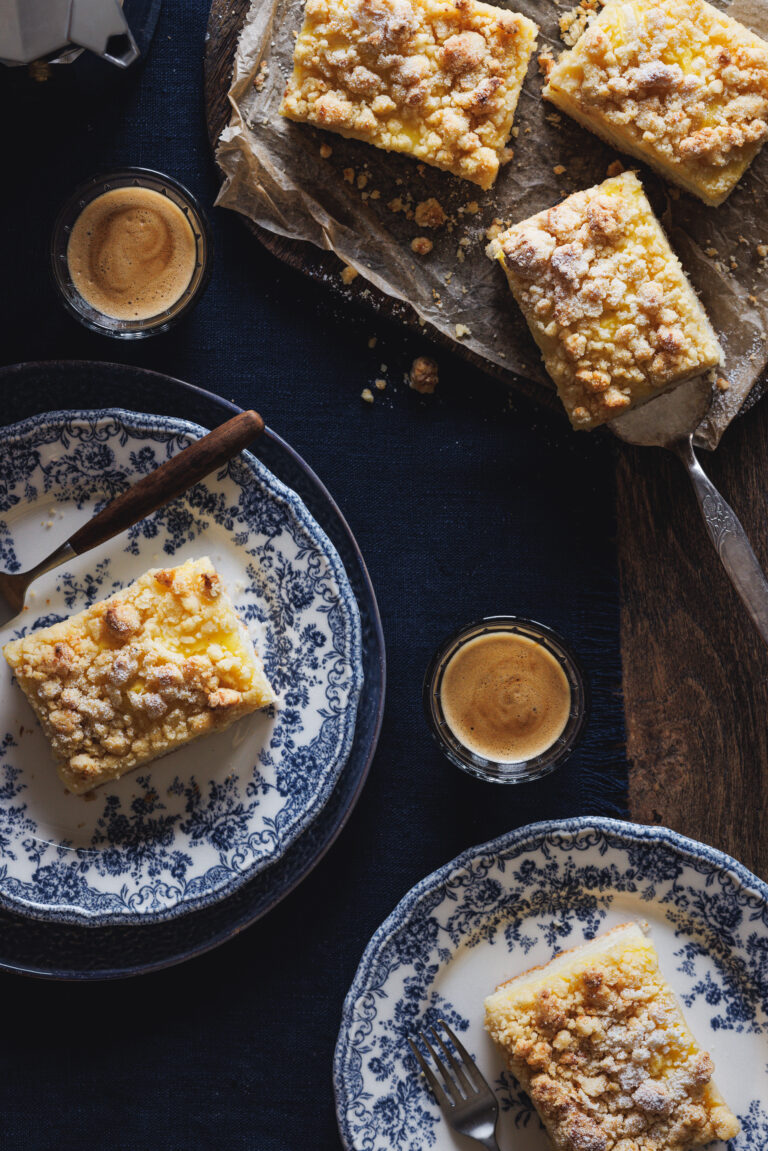 Omas Streuselkuchen vom Blech mit Hefeteig und Pudding