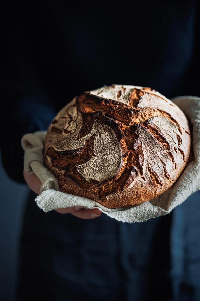 Rustikales Roggenmischbrot mit Sauerteig.