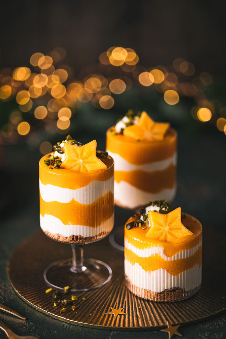 Weihnachtliches Kaki-Schichtdessert mit Joghurt-Creme und Kaki-Soße getoppt mit Pistazien.