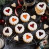 Linzer Plätzchen oder Spitzbuben aus zartem Mürbeteig mit Marmeladenfüllung.