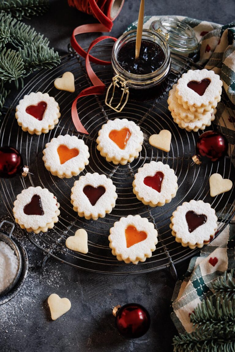 Linzer Plätzchen oder Spitzbuben aus zartem Mürbeteig mit Marmeladenfüllung.