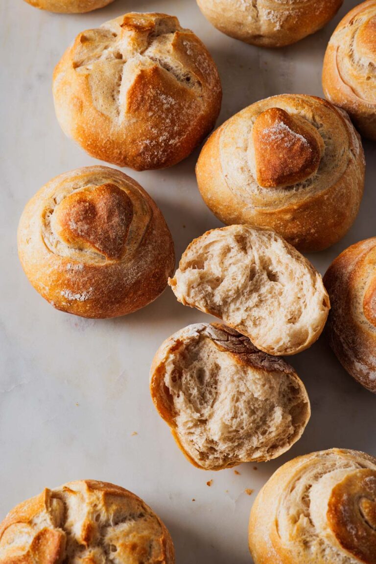 Goldkuller: schnelle, knusprige und goldbraune Brötchen mit Buttermilch und Vollkornanteil.