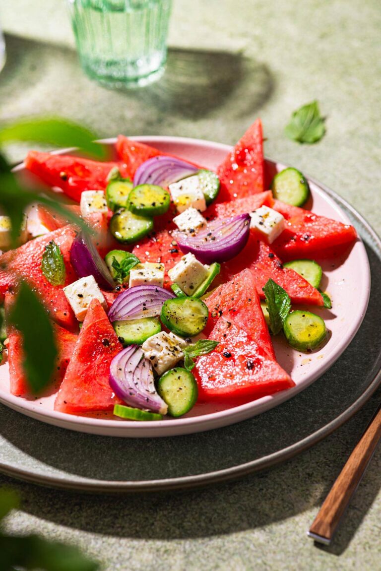 Melonen-Feta Salat mit Gurke, Wassermelone und Minze.