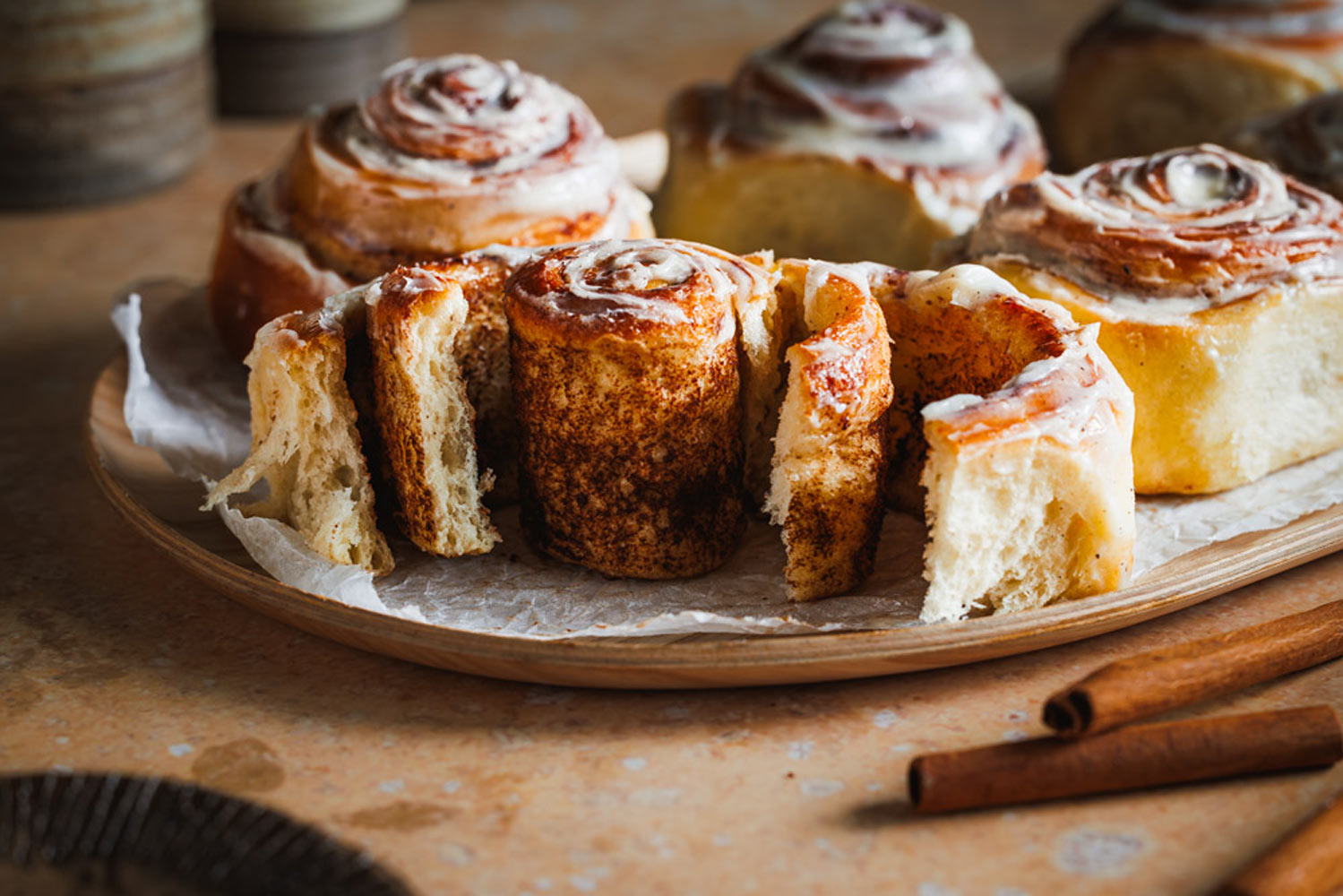 Cinnamon Rolls: Amerikanische Zimtschnecken mit Frischkäsefrosting.